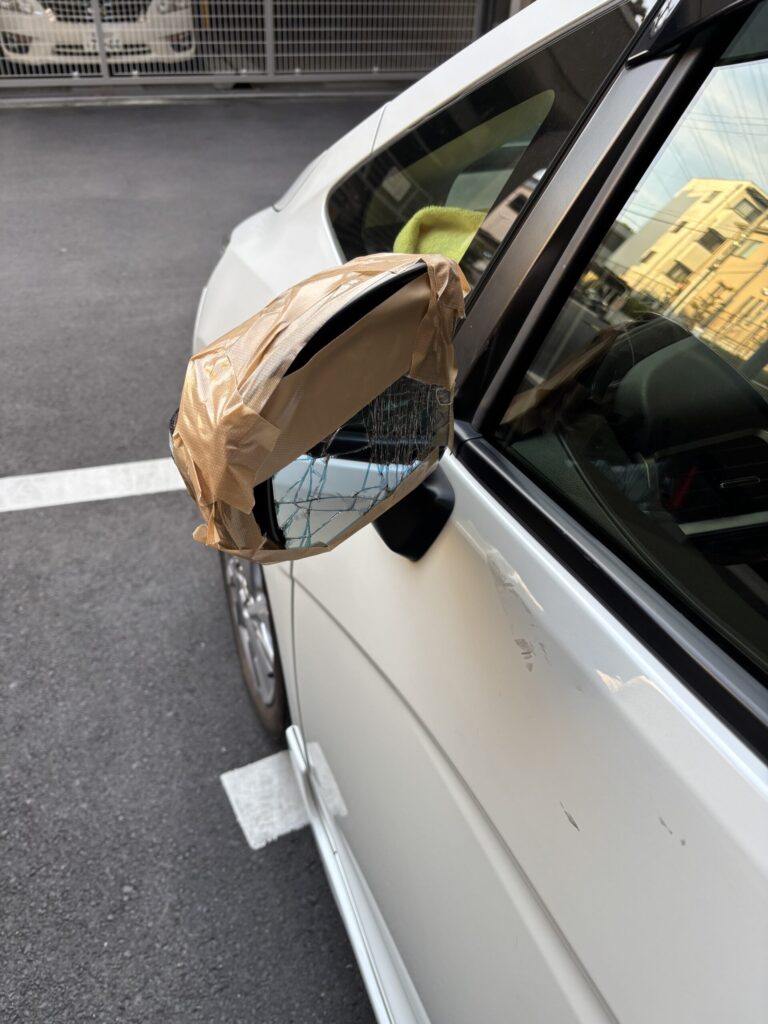 部品持ち込み修理を検討するきっかけとなった破損した車のドアミラー