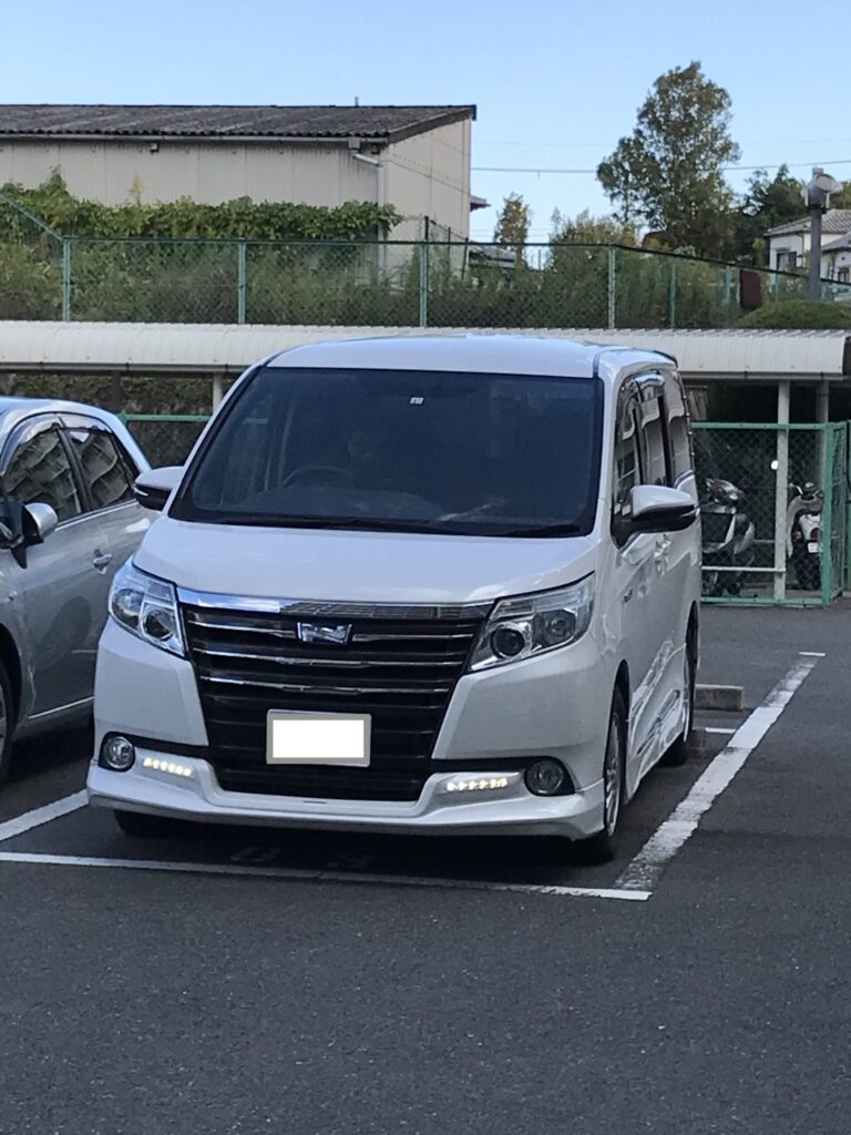 走行距離が増えた車を売却する前に車両全体の状態を確認している様子