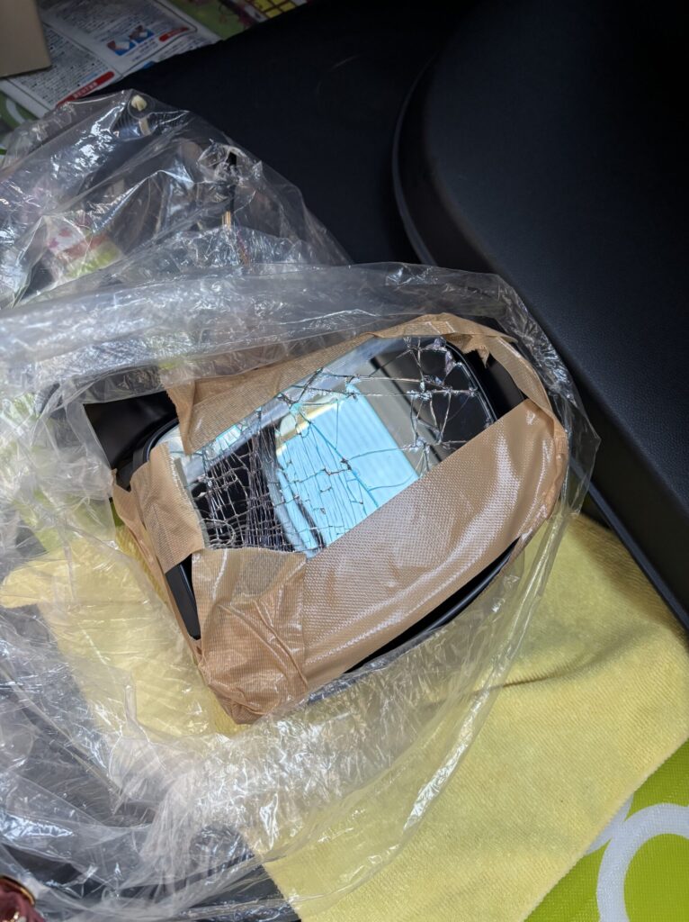 中古ドアミラーへ交換するために取り外した破損したドアミラー