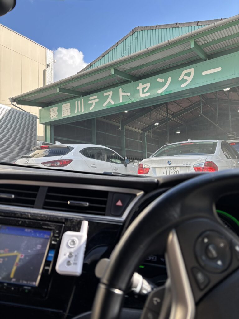 ヘッドライトの光軸などを確認するため車検前にテストセンターの検査待ちをしている様子