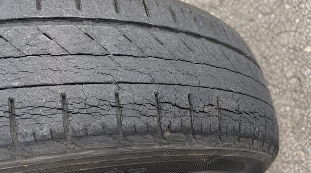 溝が残っていてもトレッド部分に多数のひび割れが発生した劣化タイヤ