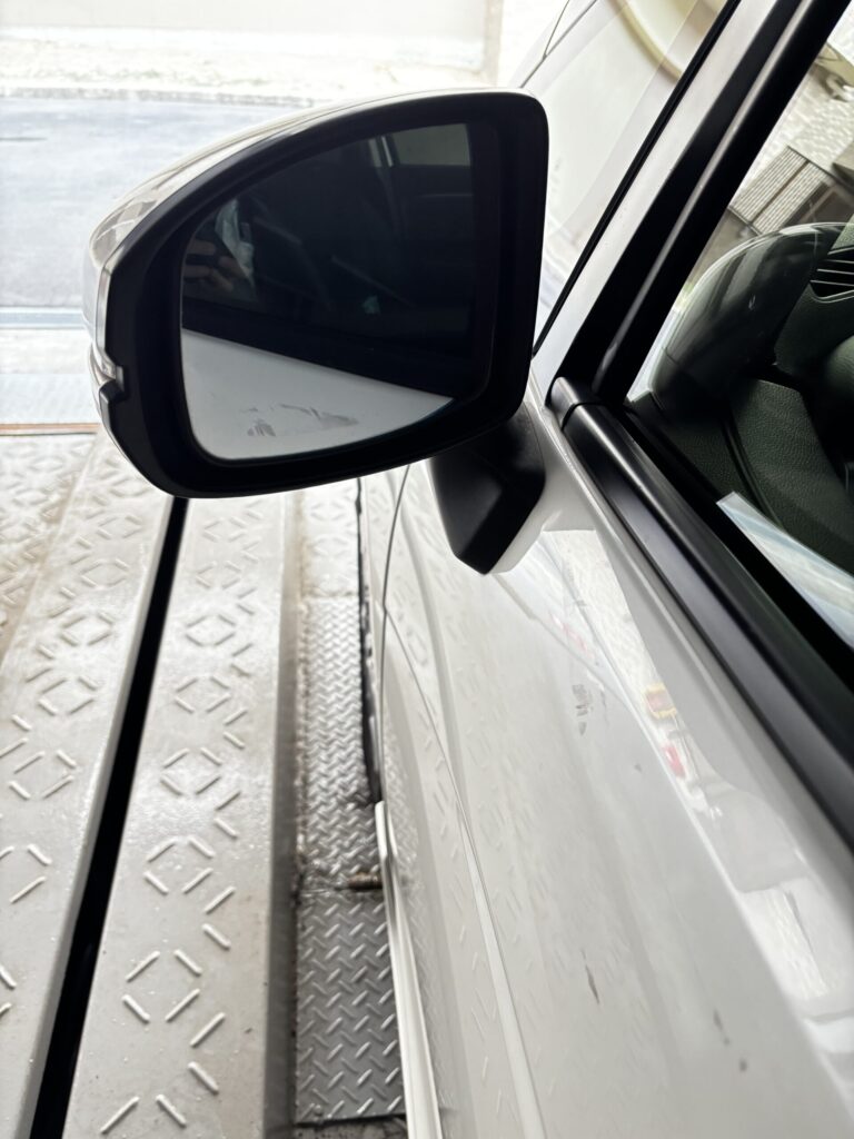 中古ドアミラーを使用して部品交換を終え、正常な状態へ修理した車