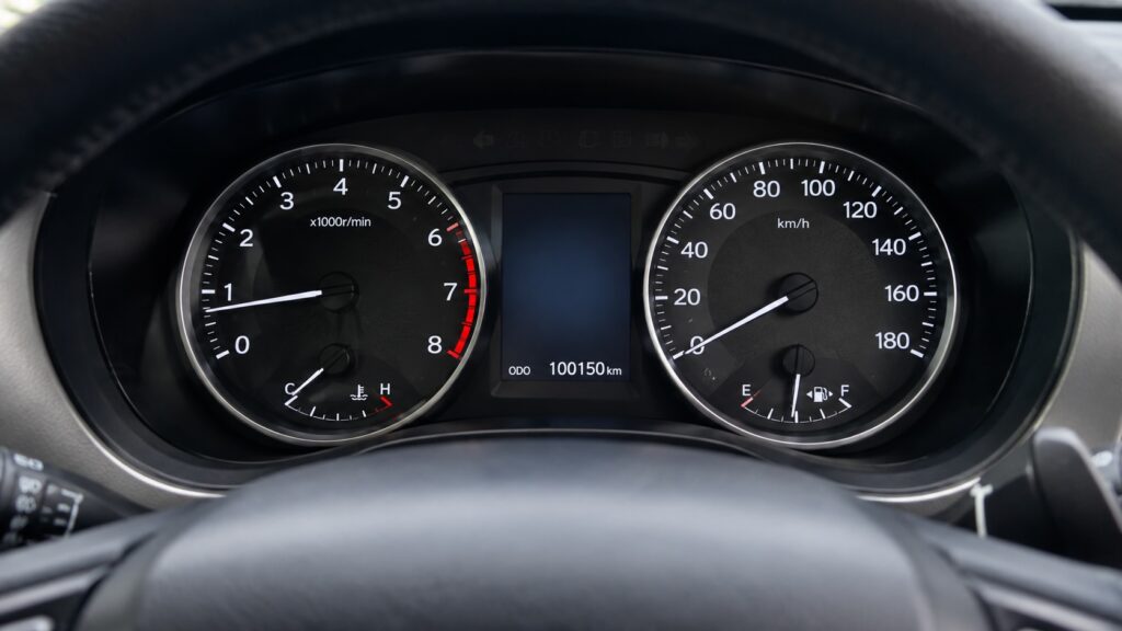 走行距離が10万キロを超えて100150kmを表示している車のメーター
