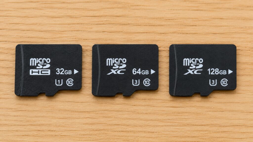 ドライブレコーダー用microSDカードの32GB・64GB・128GBを並べて容量を比較