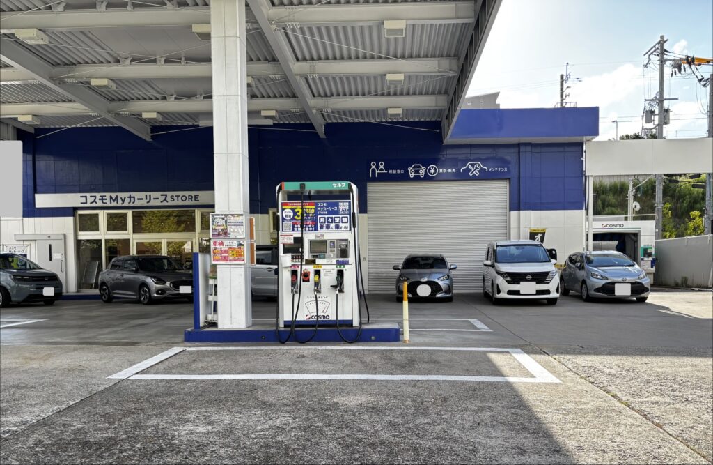給油設備とカーリース店舗、車のメンテナンス設備を備えたガソリンスタンドの様子