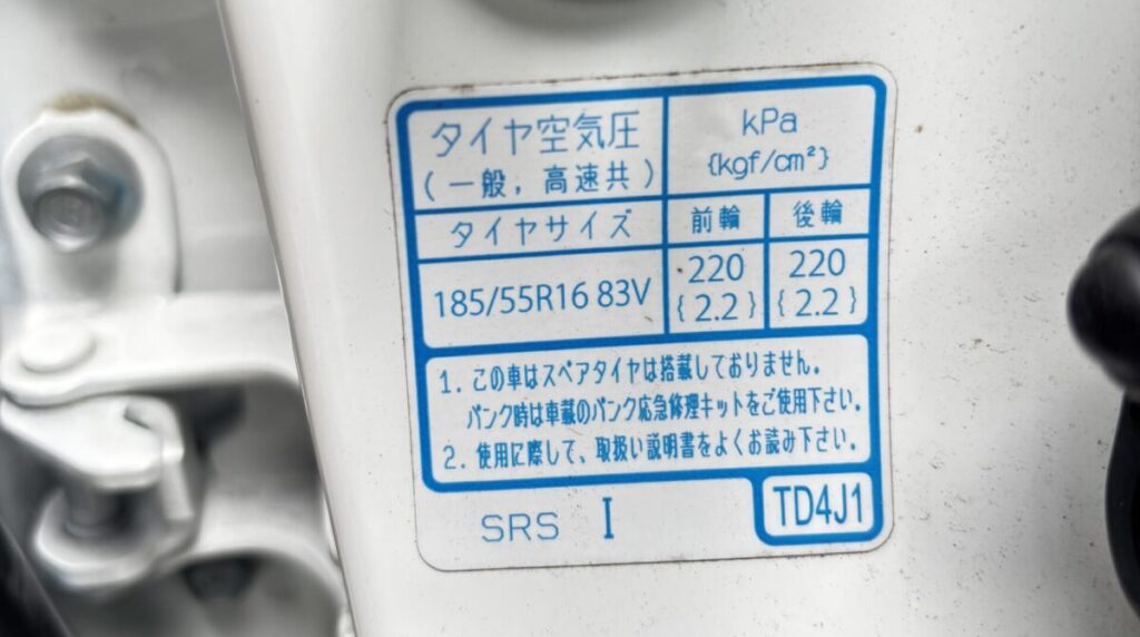 運転席ドア付近に貼られたタイヤサイズと指定空気圧のラベル