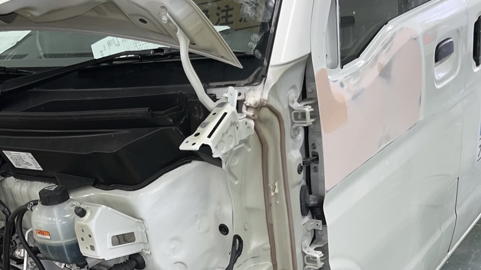 外装部品を取り外して車体の板金修理をしている状態