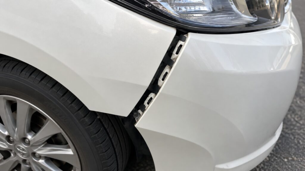 車のフロントバンパーが外れて隙間ができている状態