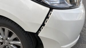 車のフロントバンパーが外れて隙間ができている状態