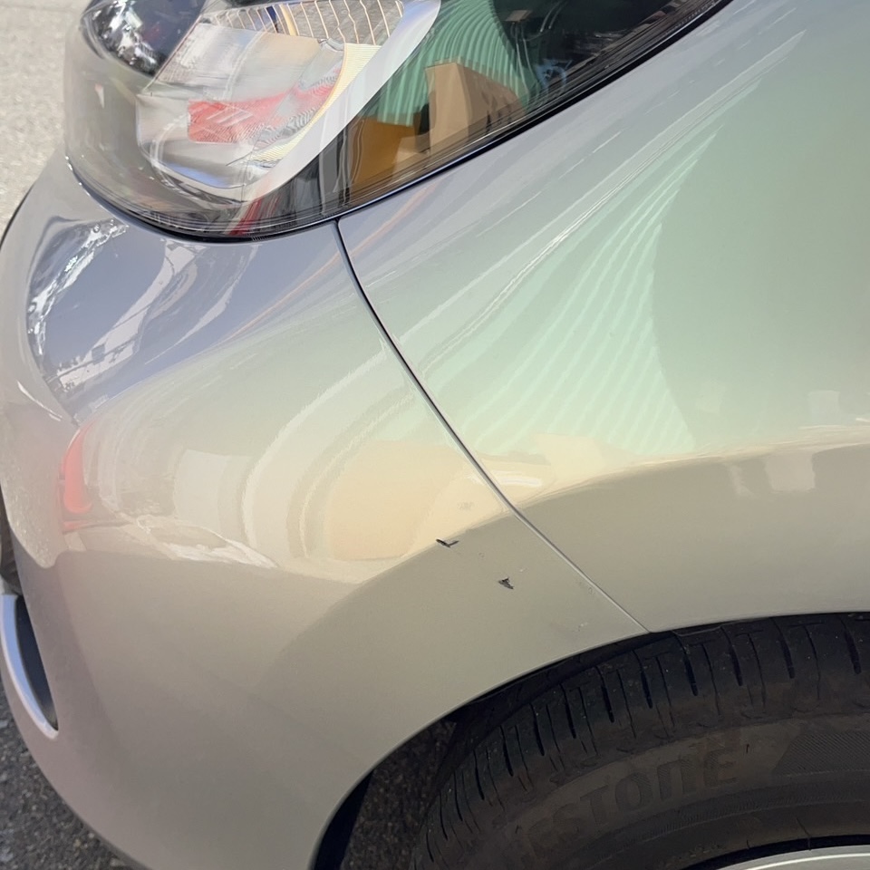 車のフロントバンパーとフェンダー付近についた傷