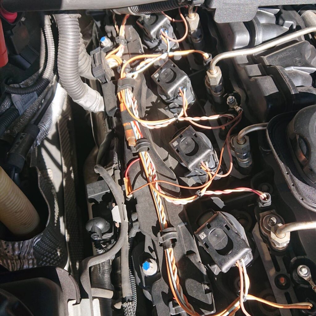 車のエンジン上部にある配線やコネクターがみえてる状態