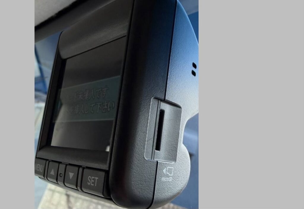 カーナビ本体の側面にあるmicroSDカード挿入口