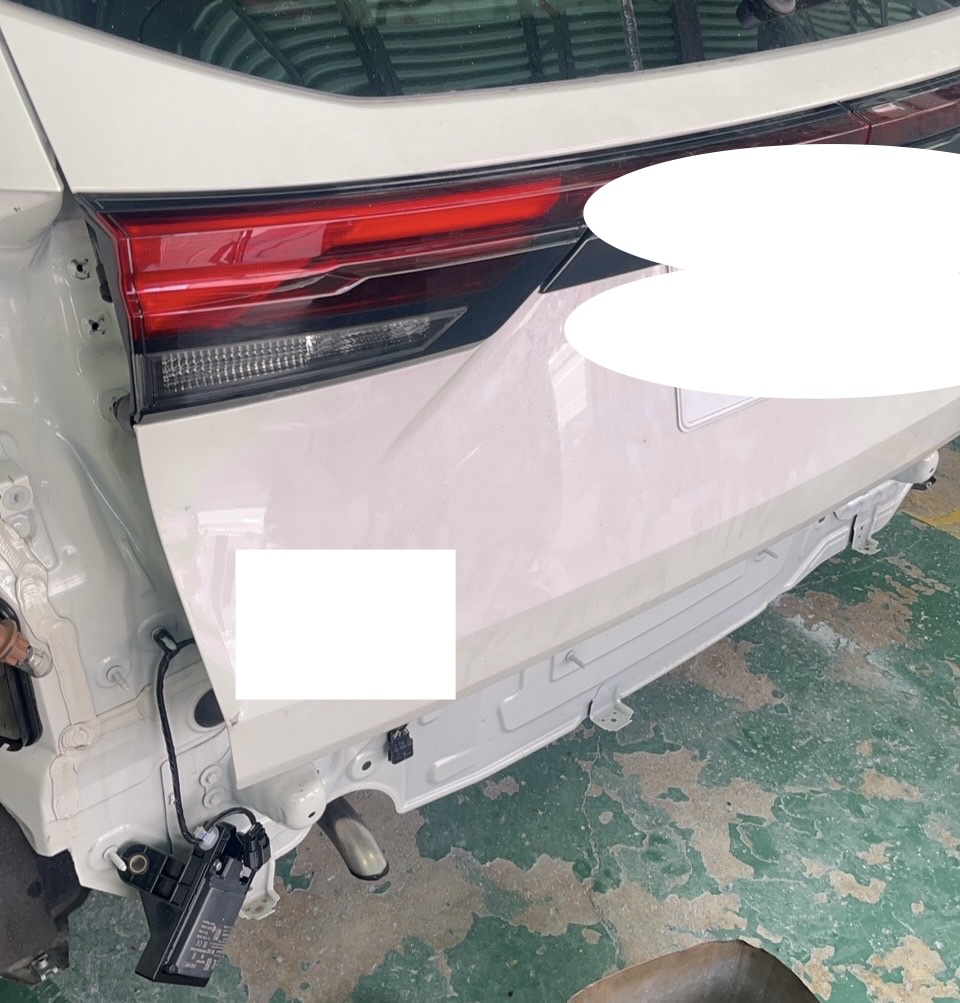 車のリアバンパー周辺を分解して修理している状態