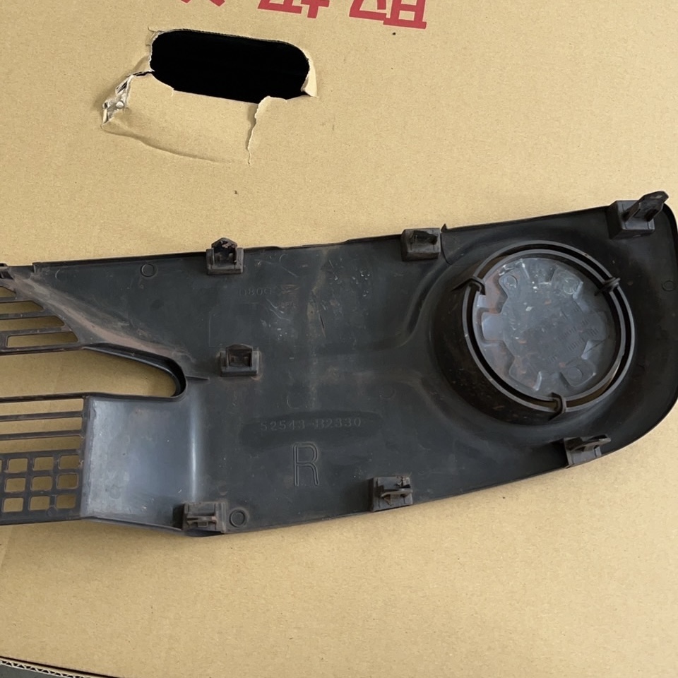 取り外したフォグランプ周辺の中古外装部品